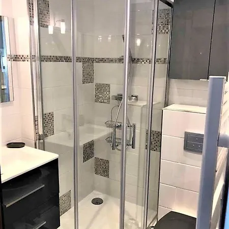 One Bedroom Vautrin شقة *